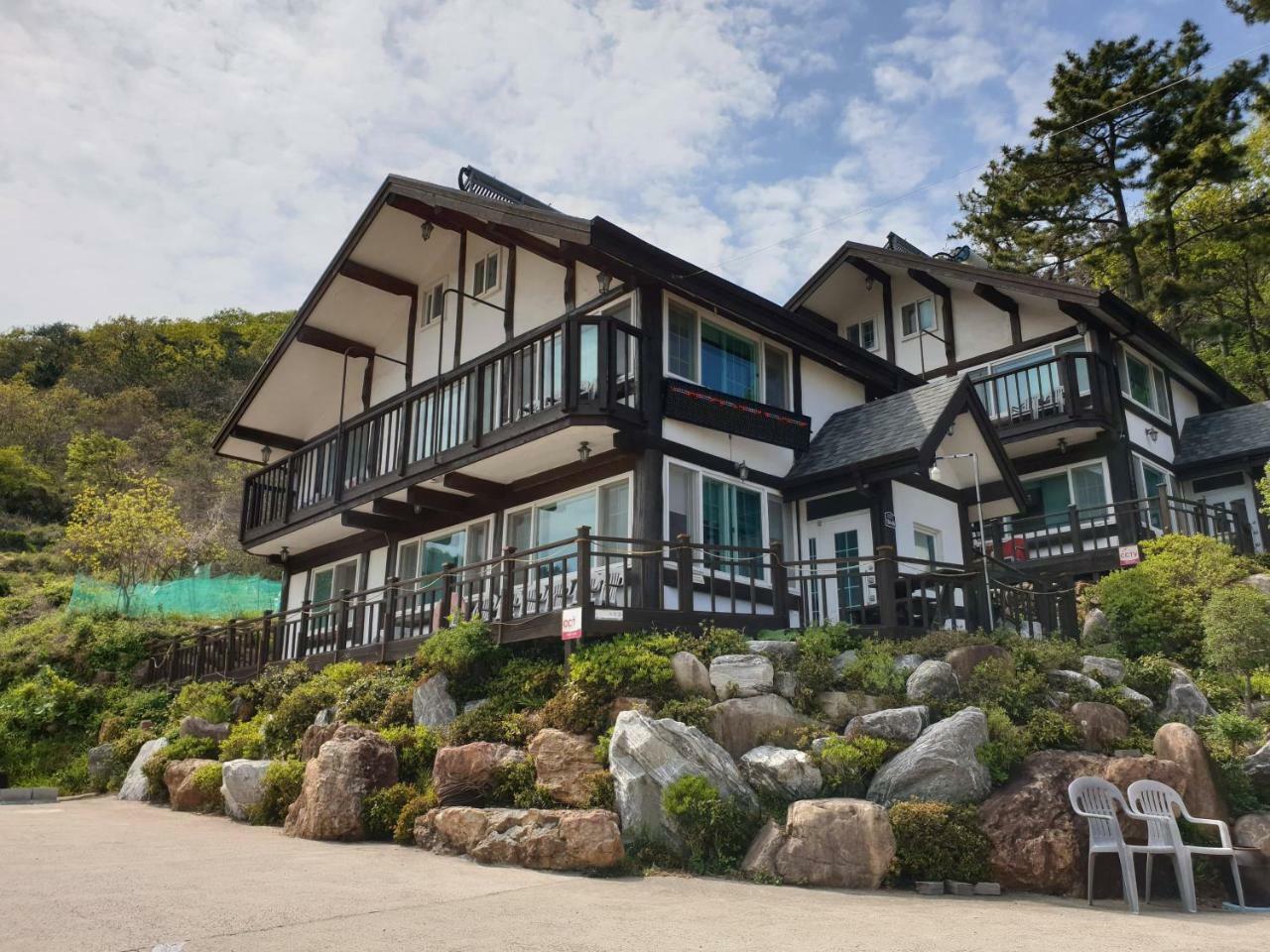 Tongyeong Yehyang Pension Buitenkant foto